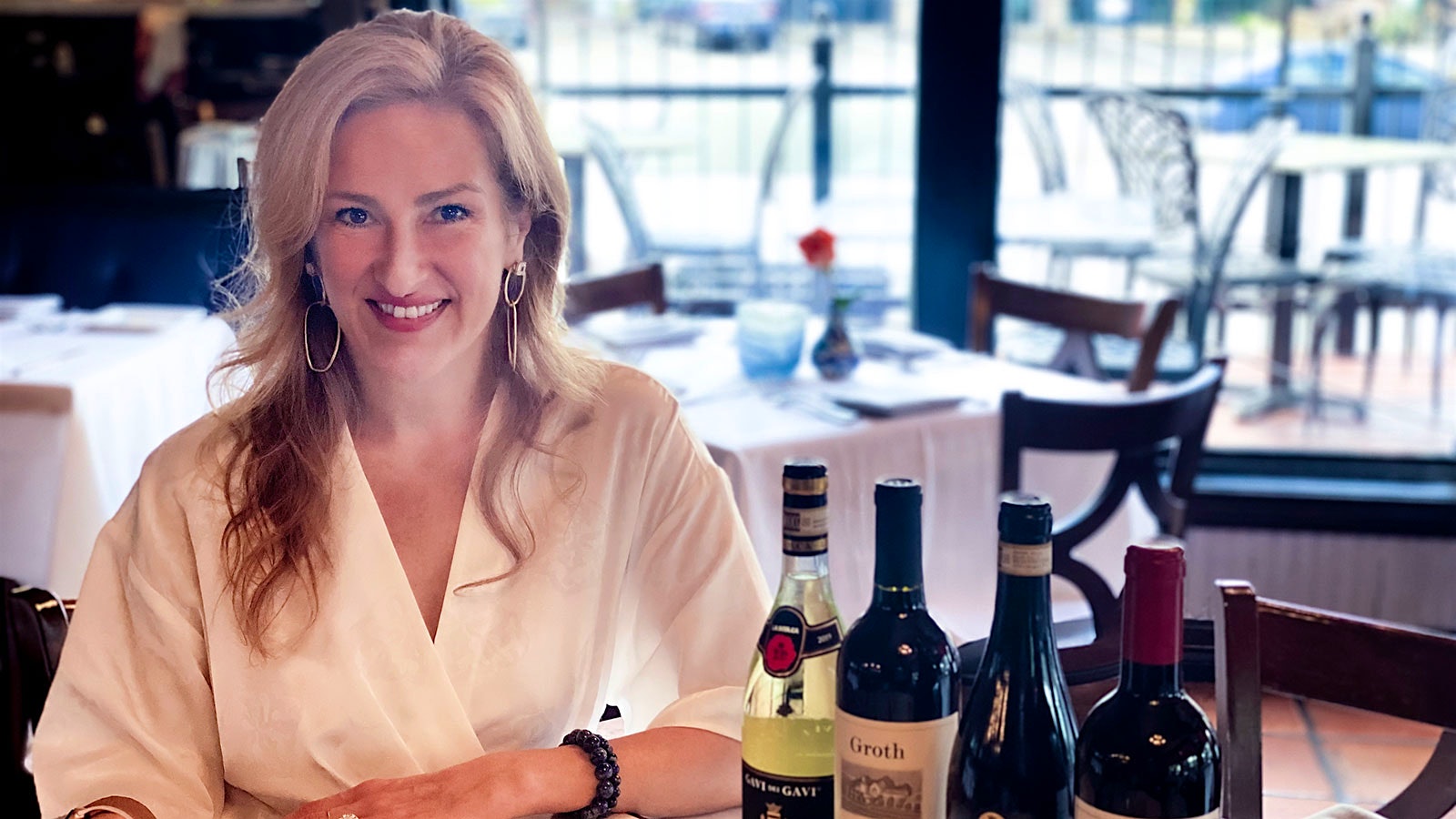  Retrato de la directora de vinos Virginie Naigeon-Malek en el restaurante Avanti en Dallas, con botellas de vino 